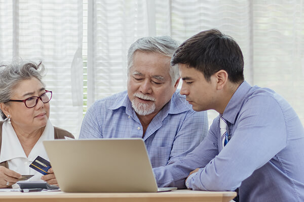 A family dicusses consumer proposals in front of a laptop.