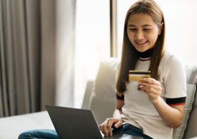 Should First Year Students Get a Credit Card? Pros, Cons, and Tips